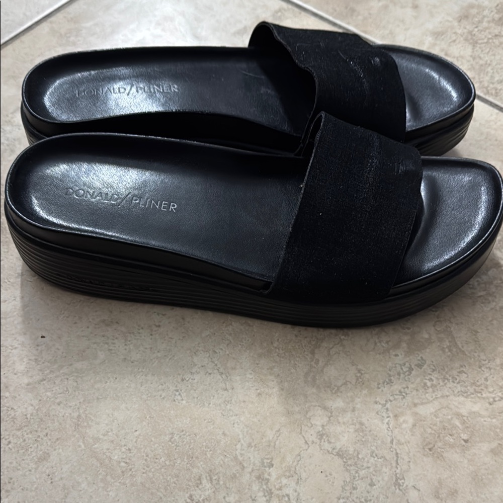 Donald J. Pliner Women's Black slight sparkle Slide Sandals - Picture 2 of 4